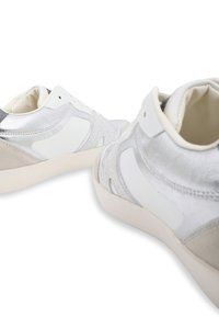 Zapatillas blancas y plateadas con un upper texturizado, acentos lisos y suela beige. Presenta un diseño tipo bajo con cordones. Suela de goma.