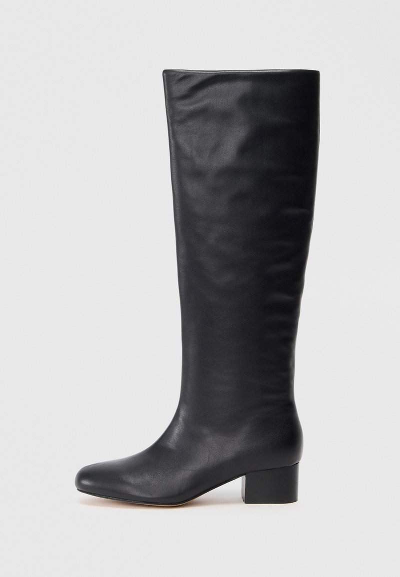 Schwarze kniehohe Stiefel aus glattem Leder mit einer quadratischen Zehenform und Blockabsatz. Schlichtes Design mit minimalen Akzenten.