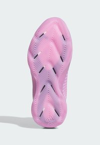 Růžová podešev tenisky s vroubkovaným vzorem, texturovaným povrchem a černými trakčními prvky. Zaoblená špička a zakřivený tvar paty.