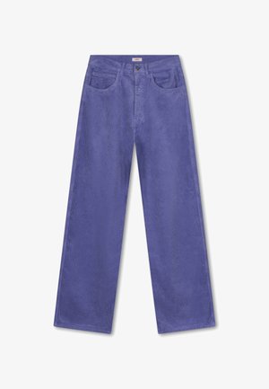 Wijdvallende corduroy broek in diep paars, met vijf zakken, een knoopsluiting en verticale ribbelstructuur voor visuele details.
