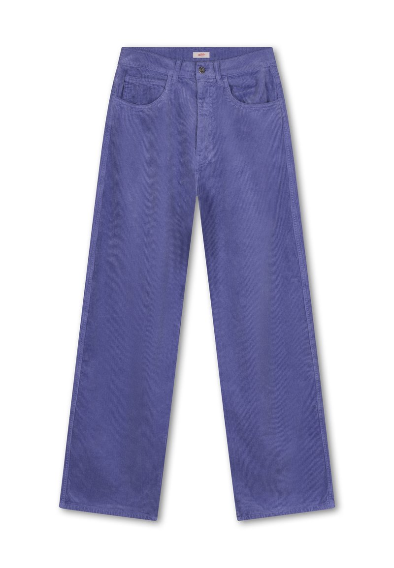 Wijdvallende corduroy broek in diep paars, met vijf zakken, een knoopsluiting en verticale ribbelstructuur voor visuele details.