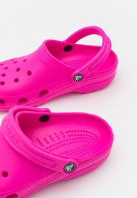 Crocs CLASSIC - Muiltjes - juice