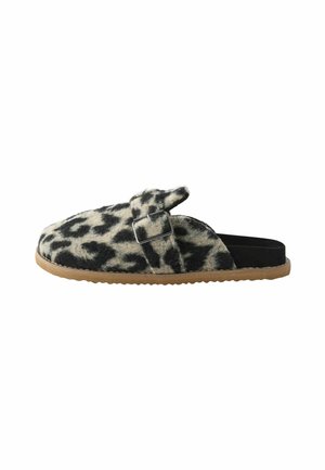 Mule à enfiler avec un dessus en faux léopard, sangle réglable avec boucle, semelle intérieure noire et semelle en caoutchouc beige.