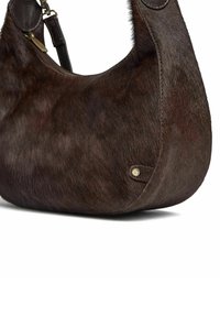 Brązowa torebka z futerkiem z tworzywa sztucznego o zaokrąglonym kształcie, z paskiem ze skóry i małym metalowym logo z boku. Miękka tekstura i delikatny połysk.