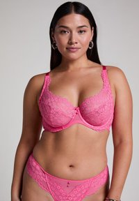 Roze kanten bh en bijpassende slips met een bloemenpatroon, met onderliggende cups en decoratieve knoopaccenten. Soepele textuur met verstelbare bandjes.