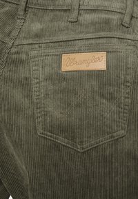 Wrangler TEXAS - Hlače - dusty olive