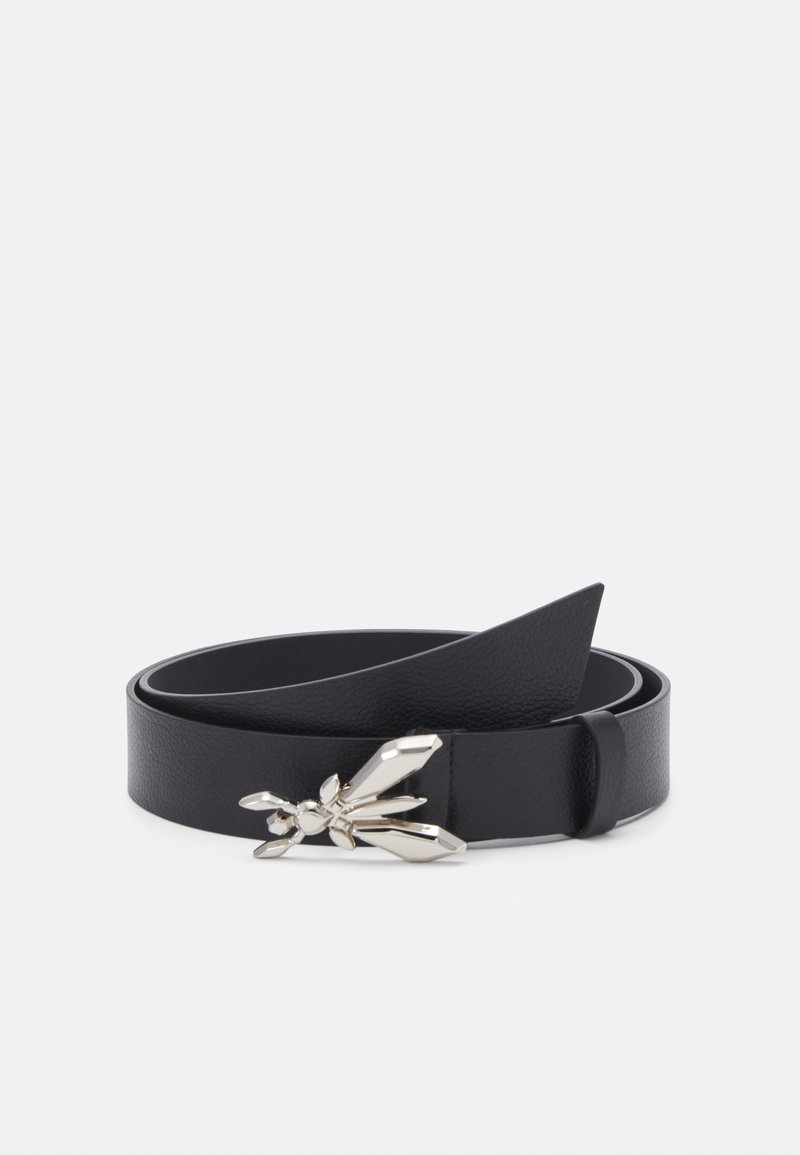 Cintura in pelle nera con una superficie liscia, dotata di una fibbia decorativa metallica a forma di insetto con dettagli in cristallo.