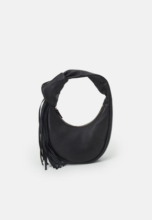 Sac à main noir en cuir en forme de croissant avec une poignée torsadée et de longues franges en cuir suspendues d'un côté.
