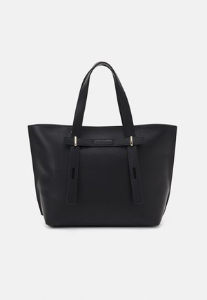 Schwarze Ledertasche mit zwei Henkeln und einem vorderen Riemendetail vor einem schlichten hellen Hintergrund.