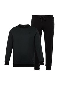 Conjunto de loungewear negro que incluye una camiseta de manga larga de canalé con cuello redondo y pantalones ajustados a juego con cintura elástica.