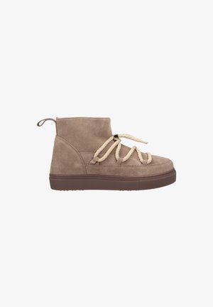 Beige Wildleder-Stiefeletten mit runder Zehenpartie, dicker brauner Sohle und Schnürsenkeln aus Seil. Mit einem Zugband hinten für einfaches Anziehen.