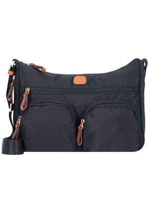 Borsa a tracolla in nylon blu navy con due tasche anteriori con zip, dettagli in pelle marrone e tracolla regolabile per una maggiore versatilità.