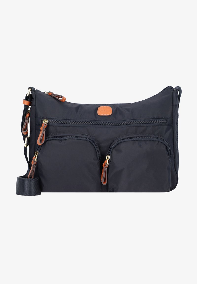 Borsa a tracolla in nylon blu navy con due tasche anteriori con zip, dettagli in pelle marrone e tracolla regolabile per una maggiore versatilità.