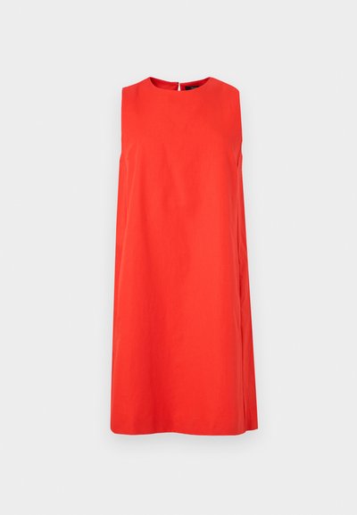 Punane ilma varrukateta kleit puuvillast, millel on ümmargune kaelus ja sirge siluett. Seljal on väike võtmeaugu avamine.