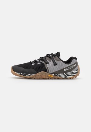 Schwarzer und grauer Merrell Trailrunningschuh mit Mesh-Obermaterial, Zebramuster-Mittelsohle und profilierter Vibram-Gummisohle.