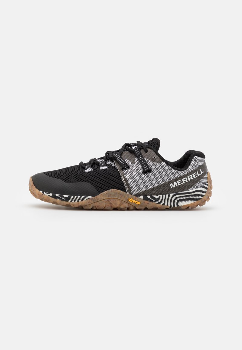 Chaussure de trail running Merrell noire et grise avec tige en mesh, semelle intermédiaire imprimée zèbre, et semelle extérieure en caoutchouc Vibram texturée.