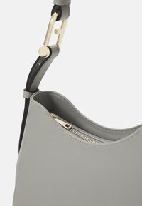 Furla NUVOLA MINI SHOULDER BAG - Kabelka - cenere