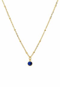Gouden ketting met een ronde, blauwe facettenpendant. De ketting heeft gestructureerde schakels en kleine ronde spacers.