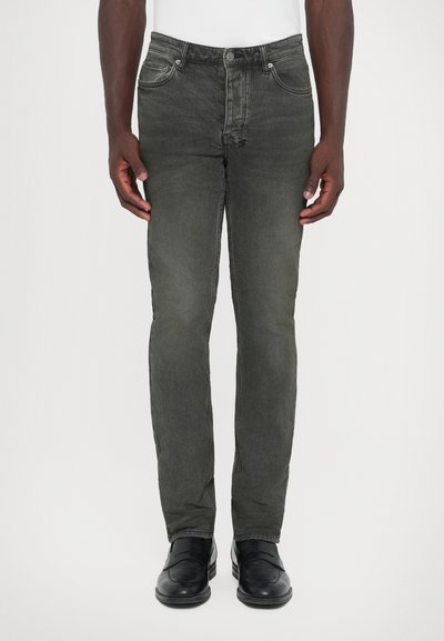 Sötétszürke farmernadrág, slim fit szabással, ött zsebes kivitelben és gombbal záródik. Texturált anyag diszkrét kopásokkal és varrási részletekkel.