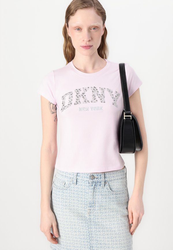 ARCHED DOME STUD LOGO FITTED BABY TEE - Print T-shirt4