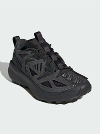 Čierne športové topánky s textúrovanými sieťovanými panelmi, šnurovanie a ľahká podrážka. Obsahujú gumenú podrážku pre trvanlivosť.