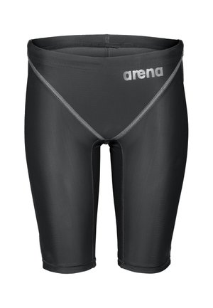 Zwarte zwembriefs tot op de knie met grijze stiksels en het "arena" logo op de voorzijde van de linkerheup.