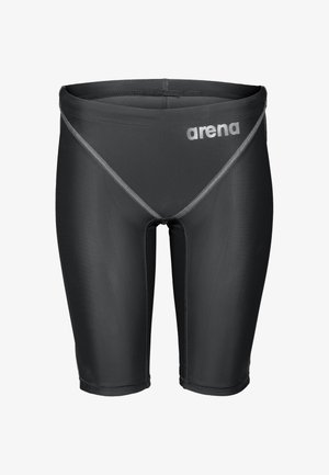 Zwarte zwembriefs tot op de knie met grijze stiksels en het "arena" logo op de voorzijde van de linkerheup.
