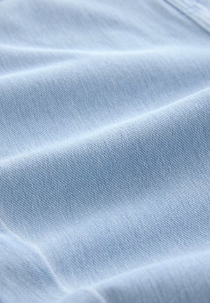 Hele sinine teksariidest kangas, pehme tekstuuriga ja nähtava kaldus kudumismustriga, millel on sile ja ühtlane pind ning kerge läige.