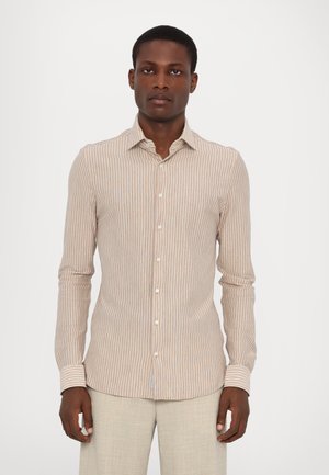 Gestreepte button-up shirt in beige en pastelkleuren. Kenmerkt zich door een standaard kraag, lange mouwen en een slanke pasvorm met een soepele textuur.