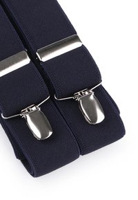Les bretelles élastiques bleu marine présentent des clips en métal argenté pour l'attache, avec une finition texturée et une construction robuste pour la durabilité.
