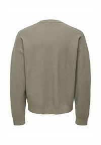 Maglione a maglia khaki con un motivo testurizzato, dotato di collo rotondo, spalle scese e polsini e orlo a costine. Vista posteriore mostrata.