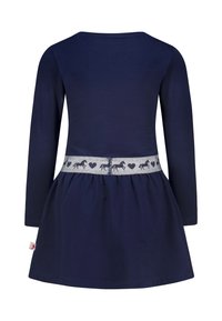 Langärmliges Kleid in Marineblau mit einem gerafften Rock. Mit einem grauen Taillenband mit Pferde- und Herzmustern. Weicher Stoff.