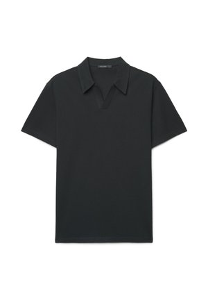 Polo nera a maniche corte con colletto morbido e scollo a V, stesa su uno sfondo bianco.