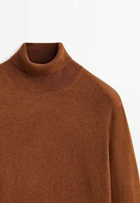 Maglione a collo alto marrone a maniche lunghe con scollatura e spalle a coste, testo in tessuto a maglia, esposto su uno sfondo bianco.