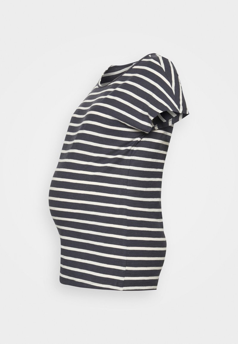 T-shirt de maternidade riscada em azul-marinho e creme, de mangas curtas, decote redondo, forma ajustada, material de algodão macio, que enfatiza uma barriga arredondada.