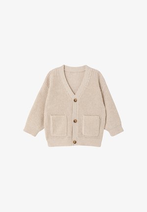 Beige gestrickte Strickjacke mit V-Ausschnitt, drei braunen Knöpfen, langen Ärmeln und zwei Vordertaschen, flach auf einem weißen Hintergrund liegend.