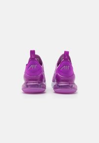 Lila sportskor med nätöverkänsla, vadderad luftpåle och dragflik. Har en slät finish och "Air"-logotyp på hälen.