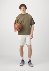 adidas Performance T-shirts print - olive strata