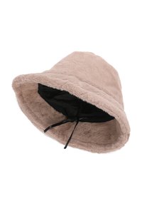 Cappello a secchiello in finta pelliccia di un marrone chiaro, con una texture morbida, fodera interna nera e fascette regolabili per il mento. Design con ampia visiera rotonda.