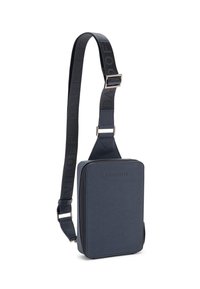 Navyblaue Umhängetasche aus strukturiertem Material; rechteckige Form; mit einem markenbezogenen Gurt und einem Reißverschlussverschluss.