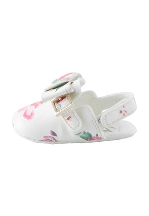 Weißer Babyschuh mit rosa und grünem Blumenmuster, Schleife mit goldener Schnalle oben und Riemen hinten für sicheren Sitz.