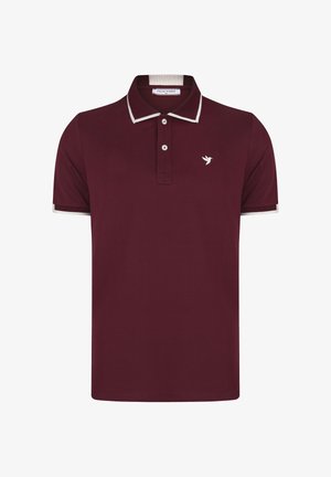 Camisa polo burdeos con un cuello y un ribete en las mangas de color blanco contrastante; cuenta con un tapeta abotonada y un pequeño logo de pájaro bordado.