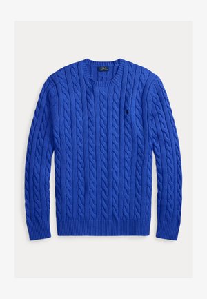Blauer, kabelgestrickter Rundhalspullover mit gerippten Bündchen und Saum, mit kleinem Polo Ralph Lauren-Logo auf der linken Brust.