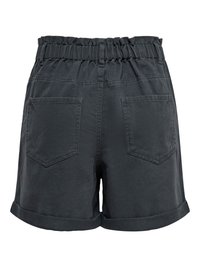Short en jean noir avec une taille élastique froncée, deux poches plaquées à l’arrière, des passants pour ceinture et des ourlets retroussés.