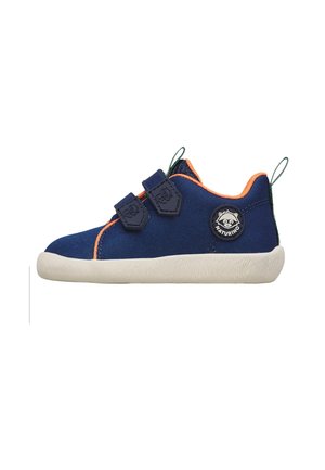 Sneaker per bambini blu navy con rifiniture arancioni, due cinturini in Velcro, suola bianca e logo Naturino sul lato.