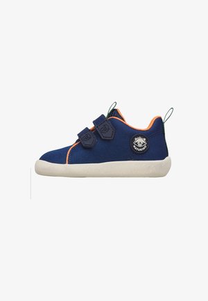 Zapatilla deportiva para niños en azul marino con ribete naranja, dos correas de velcro, suela blanca y logo de Naturino en el costado.