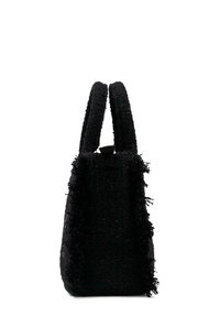 Borsa nera in tessuto testurizzato con due manici corti e sfrangiati e una silhouette angolare. La superficie ha un aspetto leggermente peloso.