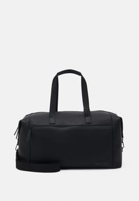 Sac de sport noir en matériau synthétique texturé, doté de poignées doubles, d'une sangle détachable et d'une poche zippée à l'avant.