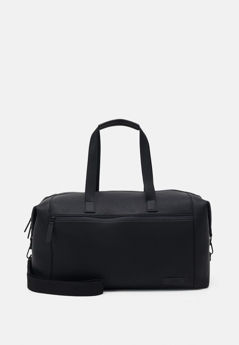 Sac de sport noir en matériau synthétique texturé, doté de poignées doubles, d'une sangle détachable et d'une poche zippée à l'avant.