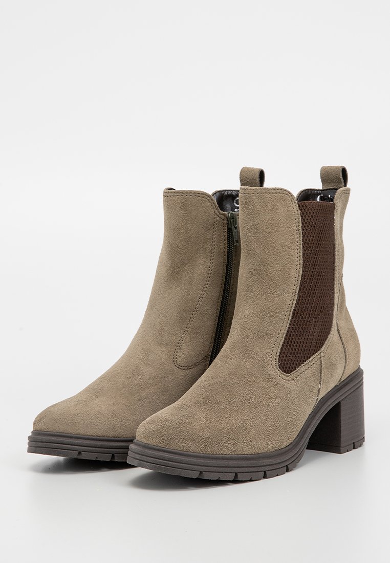 Olijfgroene suede enkellaarsjes met elastische zijpanelen, een ritssluiting aan de voorkant en een stevige bruine hak. Gestructureerde bovenkant en stevige zool.